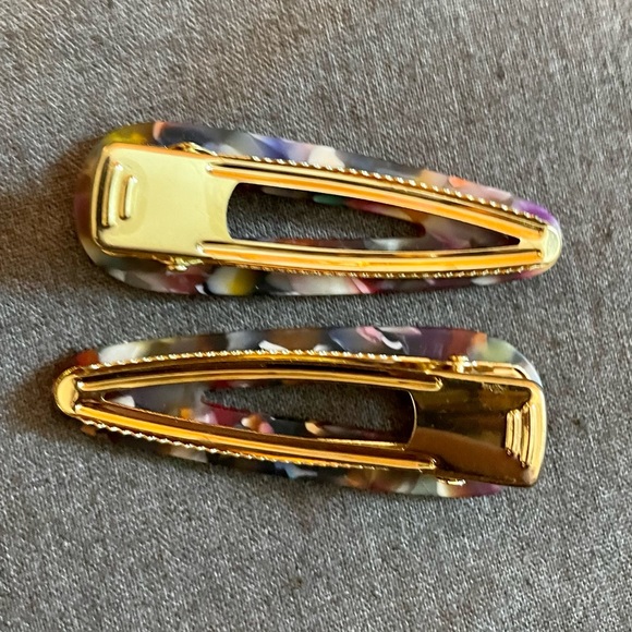 🥳2/$15 — SHEIN Pair of 2 Alligator Hair Clips Resin w/ Gold Metal Clip NWT - Picture 6 of 11